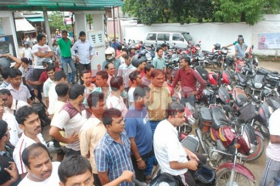 Petrol crisis deepens in the state; consumers blocked the streets once again on Sunday, raised voice against the irregularity in supply of petrol in the state